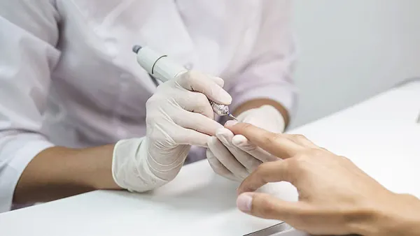 Manicura europea en seco en HealthSpa4u San Diego